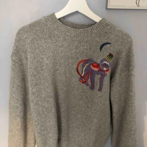  - Jättefin stickad tröja med en apa på från HM. Passar xs-m, köparen står för frakt!