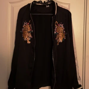  - Mycket nice bomberjacka från hm. Köptes för cirka 2 år sen men används för sällan. Kan hämtas i Lund eller Eslöv annars tillkommer frakt. 