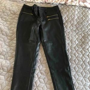  - Skitsnygga läder / vinyltights med fickor som detalj perfekt till fest eller vardags. en het trend i vår! Aldrig använda med prislapp kvar Frakt 55kr