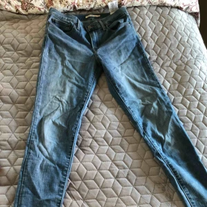  - Slim fit jeans från Levis med hög midja i light denim stretchigt material. Perfekt med ett par sneaker i vår! Knappt använda Frakt 55kr