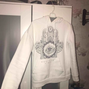  - Vit hoddie med tryck! Väl använd men i jättebra skick. Storlek S/M  Säljer pågrund av att jag inte använder den lika mycket. Materialet är inte jätte tjockt men väldigt mysigt på insidan. För frågor och mer bilder kan du skriva. 