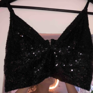  - En glittrig cropped tröja + frakt