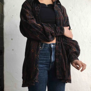  - Oversized skjorta med fint mönster. Kan mötas upp i Göteborg annars står köparen för frakten! :)