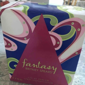 Britney Spears Fantasy - En helt ny parfym från Britney Spears. Säljer pga av att jag har råkat få två st i present. Blommig/fruktig doft. 