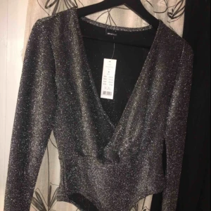 - Från Gina Tricot storlek S. Aldrig använd, prislapp kvar. Nypris 299kr, mitt pris 100 kr. Köparen står för eventuell frakt.