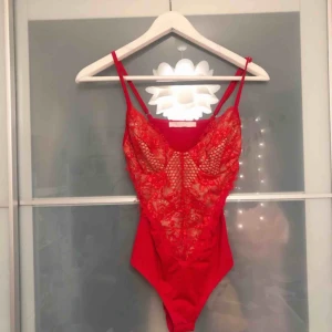  - Spetsbody köpt i Italien  Helt oanvänd med lapp kvar Storlek M men passar även S 