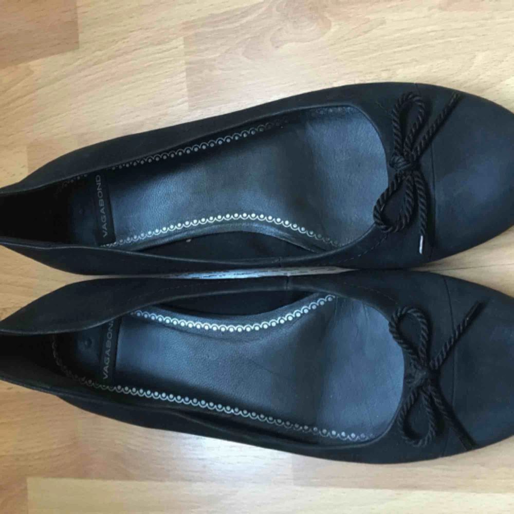 Myrde Senatet Slikke Svarta ballerina skor från vagabond | Plick Second Hand