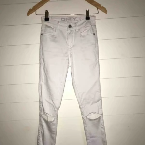  - Vita snygga jeans från ONLY, perfekta till våren! Inte använda