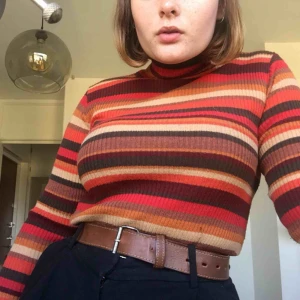  - Underbar röd-orange-brun polotröja! Köpt second hand fast jättefint skick, står dock ingen storlek men den passar small lite oversized och large mer åtsittande :)