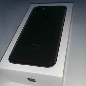 iPhone 7 32 BG matt svart, helt nya oanvända tillbehör (hörlurar, laddsladd, adapter). Telefonen har en liten skada på sidan av skärmen