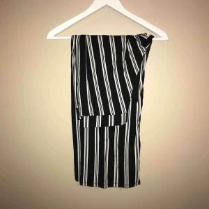  - Jättefina byxor från Gina tricot, perfekta till sommaren! ☀️ kan mötas upp i Gävle eller frakta då köparen står för kostnaden 🖤