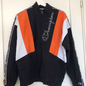  - CHAMPION VÅRJACKA - SOM NY  Använt endast 2 gånger, därav är den som ny.  Nypris: 1100kr .   Fraktar gärna tröjan, men frakten står köparns för. 