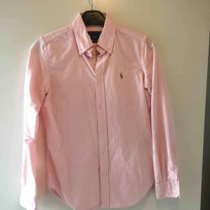  - Ralph Lauren skjorta köpt i USA strl 4 super slim fit. Som strl S! Skjortan är super fin men har tyvärr blivit lite tight för mig. Ca 3 år gammal.