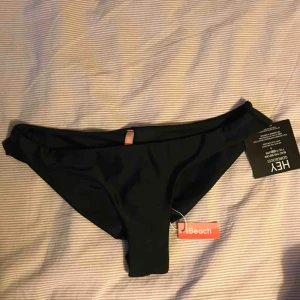  - Helt nya bikinitrosor. Köpte fel storlek och hann inte lämna tillbaka/byta storlek därför försöker jag sälja dom här. 