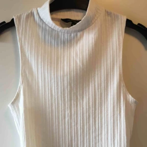  - Vit ribbad turtleneck topp from New Look. Använd ca 2-3 ggr. Storleken är som en S