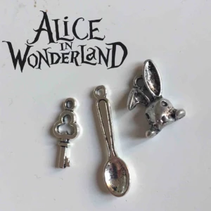  - Alice i underlandet inspirerande berlocker. Aldrig använda! Fri frakt 💌