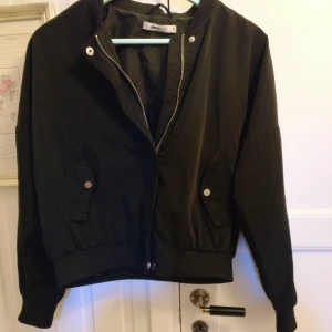  - Bomberjacka i tynre vind-tätt material. Passar perfekt till slutet av våren och under sommaren, även in på hösten om vädret tillåter😎  Kan mötas upp i Gävle eller så står köparen för frakten❤️