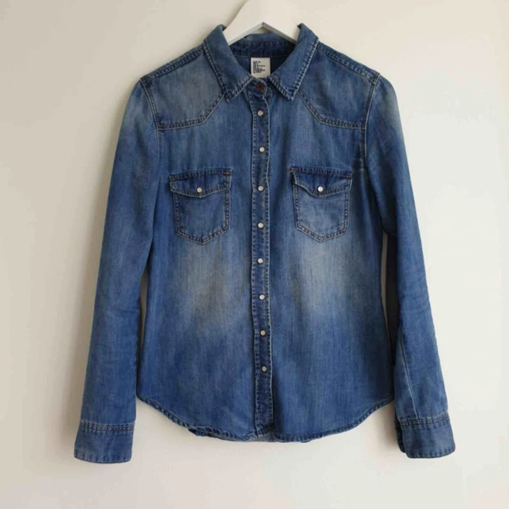 Jeans skjorta från H&M, hög kvalitet och nyckick! Storlek 36 - S. Mötas i Uppsala  eller skickar, men frakt tillkommer . Skjortor.
