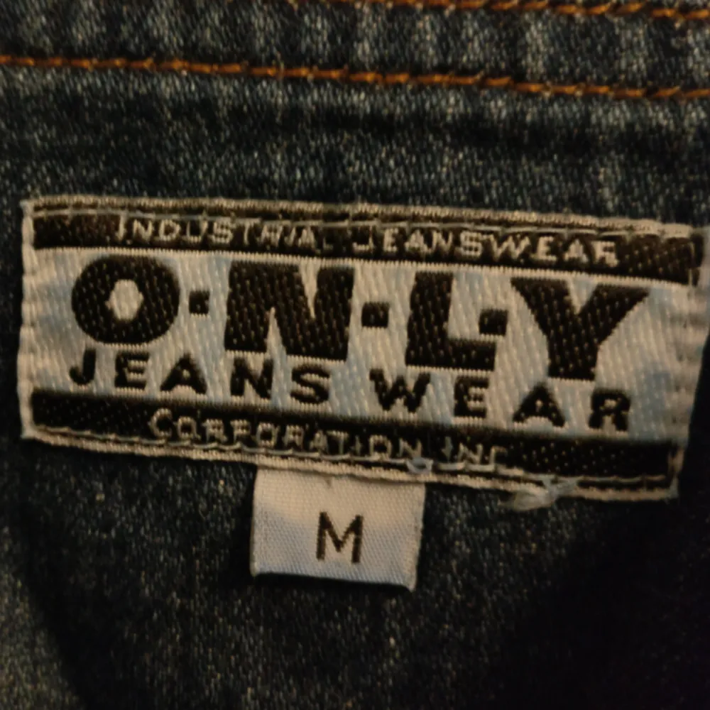 Lång jeans klänning köpt från humana secondhand, använd en gång men tyvärr för stor och jag saknar talang för att sy in den :(. Klänningar.
