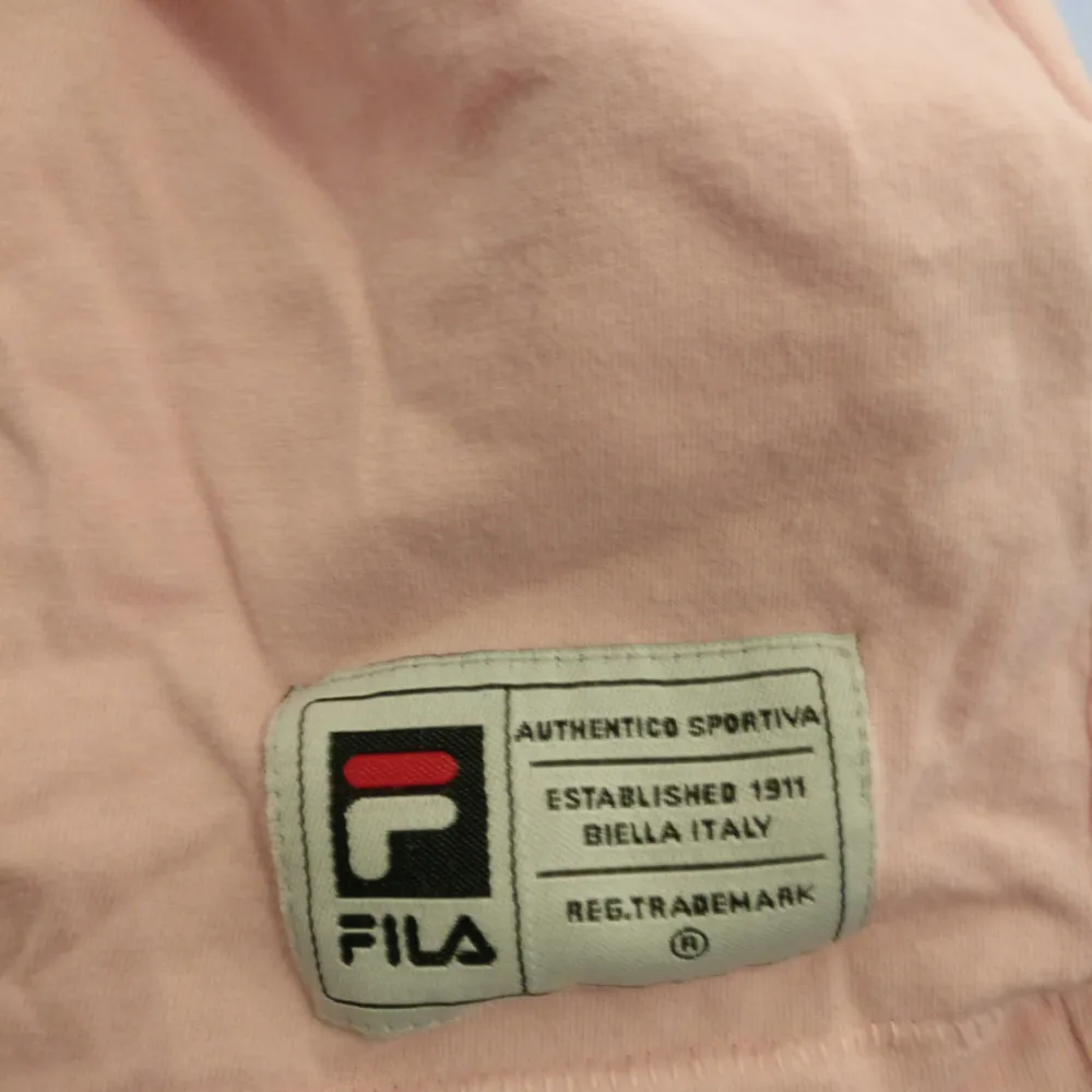 Rosa fila tröja, knappt använd så väldigt fint skick!  Kan mötas upp i Gävle eller så betalar köparen frakten❤️. T-shirts.