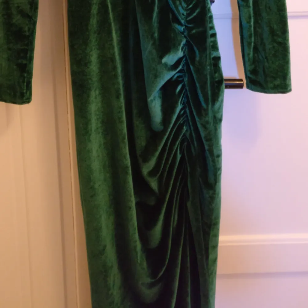 Grön sammetsklänning från NLY, använd en gång. Stretchigt tyg och slit på ena benet, lite högre krage och super snygg passform😍🤩  Kan mötas i Gävle annars betalar köparen frakten❤️. Klänningar.