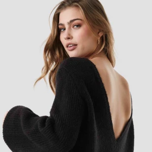  - Snygg stickat tröja med djup rygg från Linn Ahlborgs kollektion med NA-KD. Använd några gånger men är i fint skick, köpte den i november