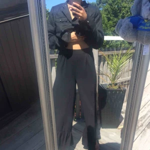  - Ett par svarta väldigt pösiga, vida  och högmidjade byxor.  Endast provade.