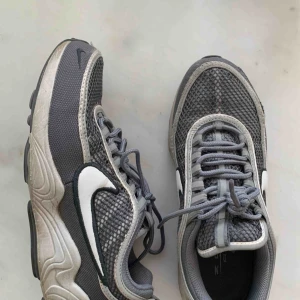  - Nike air zoom spiridons, lite slitna vid tån.