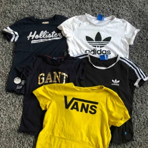  - Jätte fina äkta tröjor, använda fåtal gånger. Ni får sätta ett rimligt pris så kan vi diskutera det sedan, minst 50kr styck. Om du väljer att köpa alla så kan jag sälja de tillsammans för 350kr inte inklusive frakt❤️