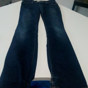  - Älskar dessa, men är alldeles för små vid rumpan. Fint skick. Boot cut modell.  Utsvängda och låga.