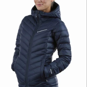 Peak performance jacka - Säljer denna jackan, kan skicka egna bilder i pm. Knappt använd och är i super skick! Som ny nästan, den har bara lite smink i kragen men kan tvättas bort lätt. Peak performance frost down, XS, marinblå