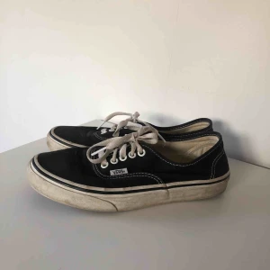  - Ett par authentic vans, använda en del och kan anses som slitna därav det låga priset! Passar tyvärr mig inte längre och ligger mest i garderoben. Skriv för fler bilder, vill bli av med dem🥰