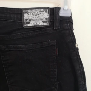  - Svarta jeans från JC. Säljs då jag äger för många. Nypris runt 500kr men jag säljer för 100kr plus frakt för vet hur svårt det är att köpa jeans online. Väldigt bra skick, tvättade kanske 2 gånger. Passar dig som vanligtvis har storlek XS-S🌹 hur de sitter på finns i en ny annons då det inte gick att byta ut bilderna på denna... 