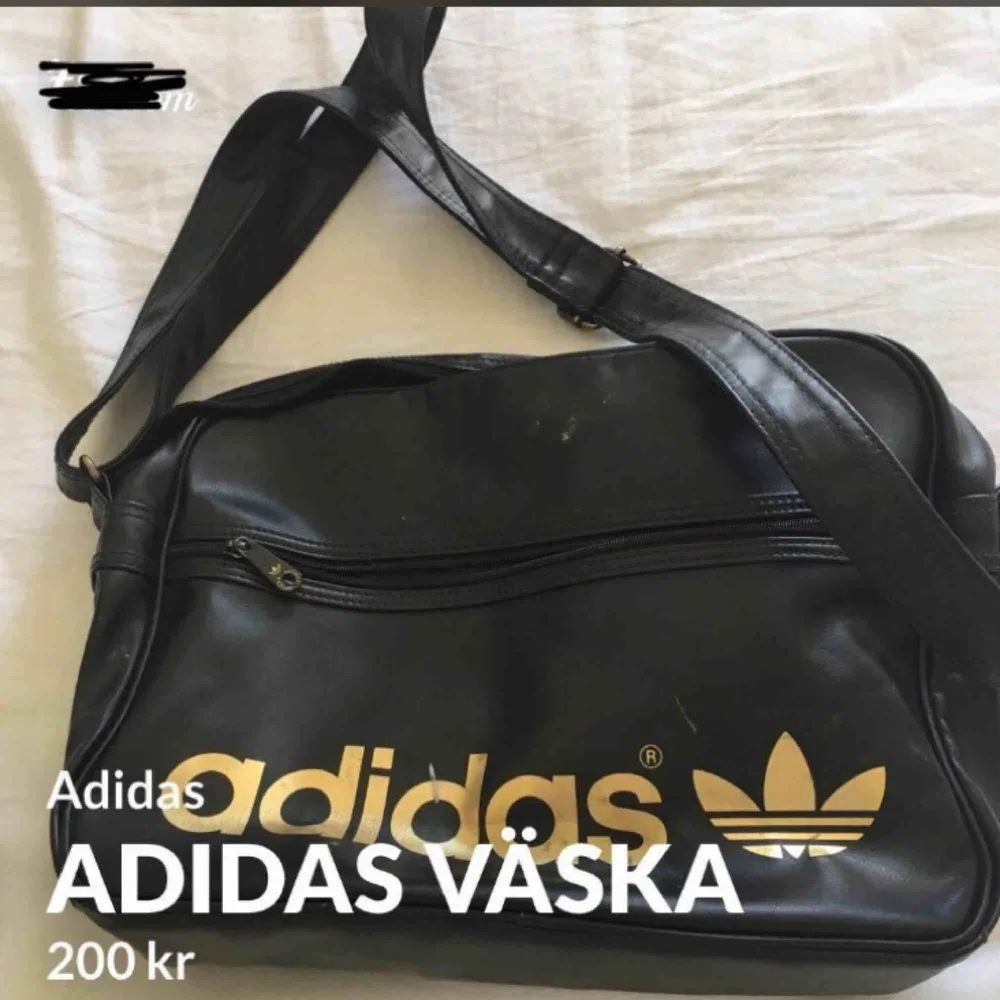 Adidas väska svart med guld . Väskor.