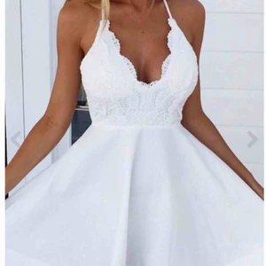  - Klänning från DM retro. Endast provad. Köpt för 799kr. Säljes för 450kr inklusive frakt! Säljes pga köpt andra klänningar till studenten. 