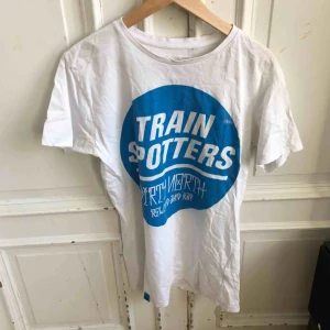  - Lågt pris pga en del fläckar som kanske går bort om man gnuggar lite 