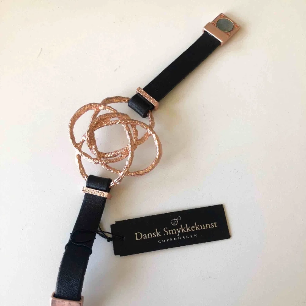 Dansk smykkekunst Copenhagen - guld armband med läger band (vet ej om äkta) - säljer endast pga för smal handled...  - helt ny. Accessoarer.