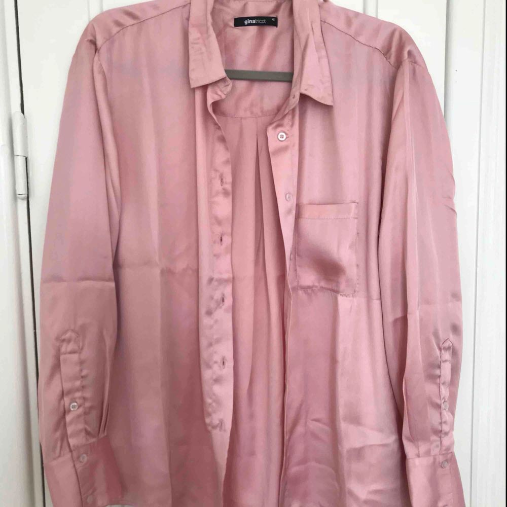 Helt NY blus i fint glansigt material!  Aldrig använd. Perfekt till sommaren, jättefint rosa färg. . Skjortor.