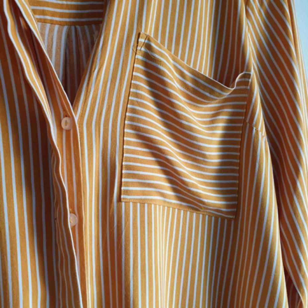 Randig senapsgul skjorta från Cubus. Nyskick men använder inte den, därför hoppas att den hittar nytt (bättre) hem :) . Skjortor.