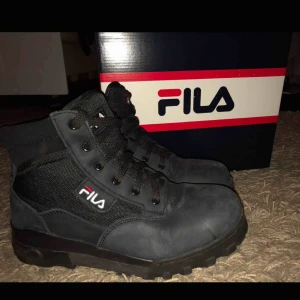  - Helt nya och nästan oanvända, storlek 39. Skorna är svarta och en kombination mellan skinn och textilfoder. Köpta för 1200kr.