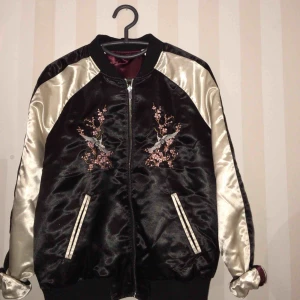  - Säljer denna superfina bomberjacka/sweatshirt då jag tyvärr sällan använder den. Den går att vända ut och in för två olika färger och finns fickor på båda sidorna. Den är i mycket bra skick eftersom jag endast använt den en gång sen jag köpte den!