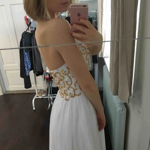  - Jättefin balklänning! Använd en gång så helt nyskick minus lite brun-utan-sol-fläckar på banden på insidan så syns inte!! Resår på insidan som går att ta bort, så den kan passa både S och XS! Priset absolut diskuterbart!! Nypris 1500kr