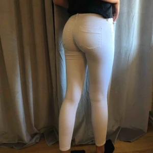  - Vita jeans från bikbok. Lågmidjade och ankellängd. Köparen står för frakten!