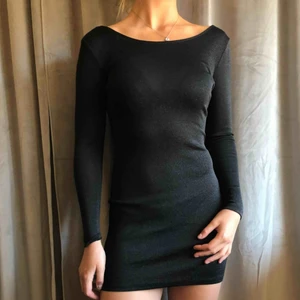  - Svart långärmad klänning från H&M, glittrar lite smått. Köparen står för frakten 