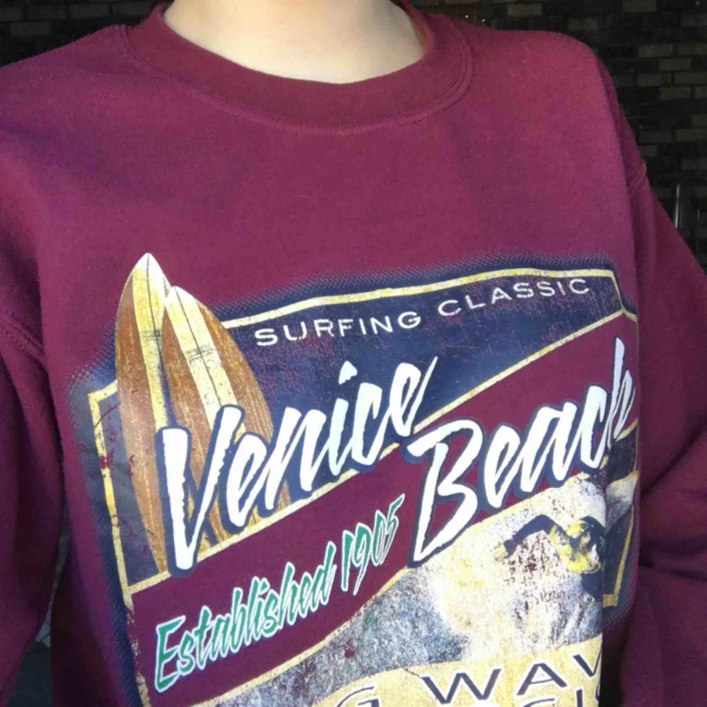 Mysig sweatshirt köpt någonstans på Venice Beach i USA. Sparsamt använd. Frakt ingår, jag tar bara swish!. Hoodies.
