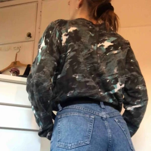  - Militärtröja från Monki! Gillar verkligen färgerna/tonerna av turkos, svart, grå och vit istället för grönt. Supercool och i bra kvalité!! Kan mötas i Sthlm! Kramkram🌸