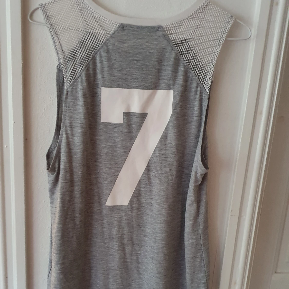 Grått basketlinne med tryck - 90