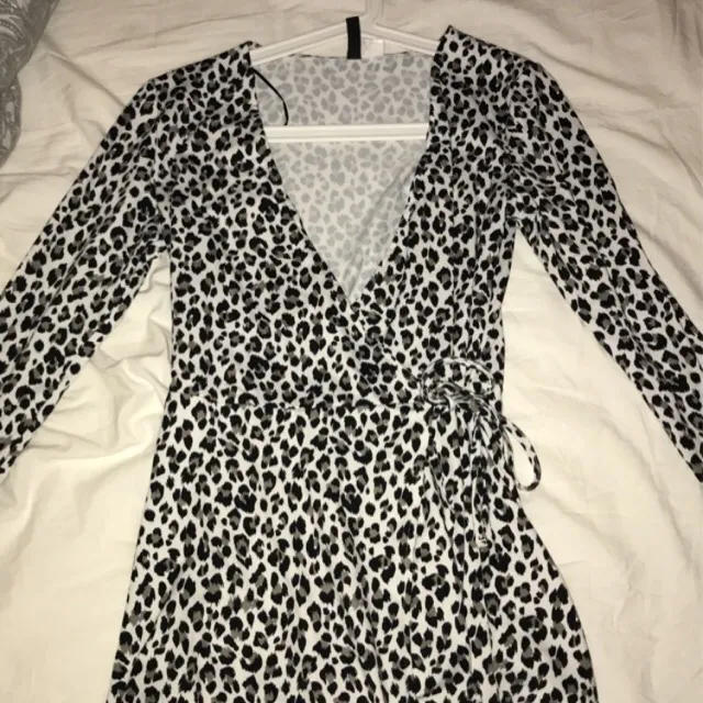 Säljer denna klänning i leopardmönster från H&M då den inte riktigt faller mig i smaken. Kan mötas upp annars står köparen för frakten.. Klänningar.