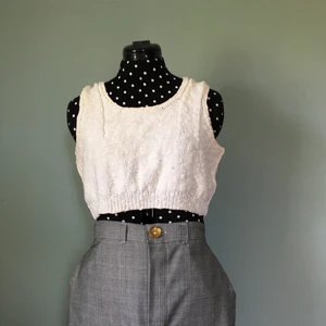 Linne - Stickat linne, mag linne och jätteskönt. Enligt mig inte alls sticksigt, skulle gissa på att det är gjort av akrylgarn 