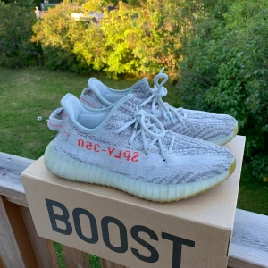 Yeezy Boost 350 V2 Blue Tint - Köpta på release från Adidas. Storlek US 7.5 / EU 40 2/3 (Man). Inga direkt fläckar förutom på sulan (ca 8/10 condition). Helst meet-up.